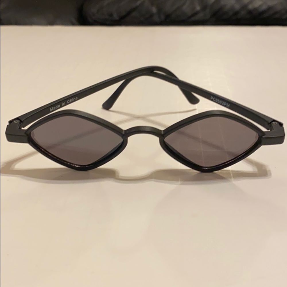 FASHION NOVA Diamond Shape Sunglasses *NWOT*